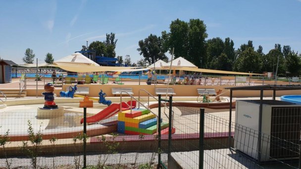 Termálne kúpalisko Štrand Emila Tatárika 3 Autor: Alexander Balász Zdroj: https://slovenskycestovatel.sk/item/termalne-kupalisko-strand-emila-tatarika