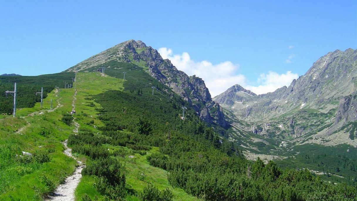 Predné Solisko Štrbské Pleso 1 Autor: Kristo Zdroj: https://sk.wikipedia.org/wiki/Predn%C3%A9_Solisko#/media/S%C3%BAbor:Strbske_Solisko_and_Mlynicka_dolina.jpg