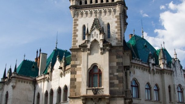 Pohľad na Jakabov palác z rohu Mlynskej ulice a Ulice Protifašistických bojovníkov Autor: Maros M r a z Zdroj: https://sk.wikipedia.org/wiki/Jakabov_pal%C3%A1c#/media/S%C3%BAbor:Jakab's_Palace,_Ko%C5%A1ice,_Slovakia.jpg Pohľad na Jakabov palác z rohu Mlynskej ulice a Ulice Protifašistických bojovníkov Autor: Maros M r a z Zdroj: https://sk.wikipedia.org/wiki/Jakabov_pal%C3%A1c#/media/S%C3%BAbor:Jakab's_Palace,_Ko%C5%A1ice,_Slovakia.jpg
