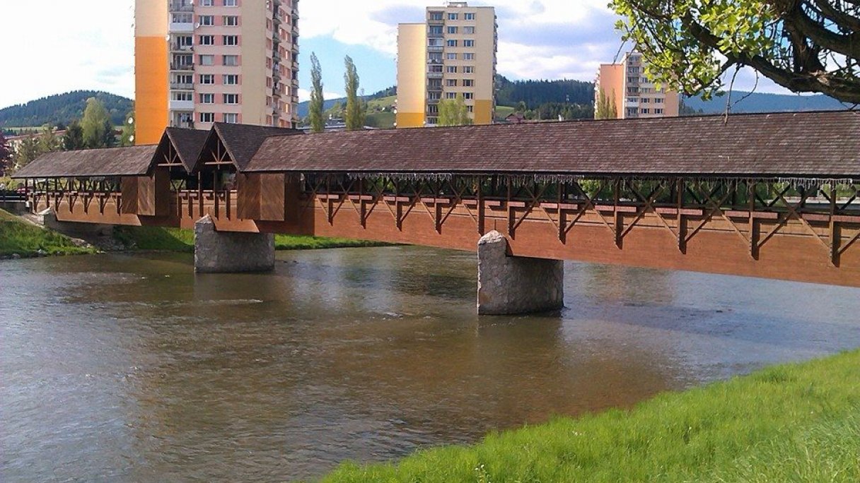 Kolonádový most Dolný Kubín Autor: Michal Adamec Zdroj: https://scontent.fbts7-1.fna.fbcdn.net/v/t1.0-9/10641164_270503553146085_5868497312953287718_n.jpg?_nc_cat=105&ccb=2&_nc_sid=ba80b0&_nc_ohc=dySKK8zAJnIAX8eIo6_&_nc_ht=scontent.fbts7-1.fna&oh=be89773d9b62453b013dd1e2d88eafa3&oe=5FE661EF