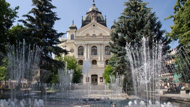 Štátne divadlo Košice Autor: Maros M r a z (Maros) Zdroj: https://upload.wikimedia.org/wikipedia/commons/c/cd/Kosice_State_Theatre%2C_Slovakia.jpg
