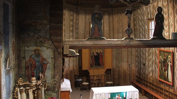 Kostol sv. Františka z Assisi 3 Autor: Hynek Moravec Zdroj: https://upload.wikimedia.org/wikipedia/commons/thumb/e/e0/Hervartov_interior_Slovensko_3833.JPG/800px-Hervartov_interior_Slovensko_3833.JPG