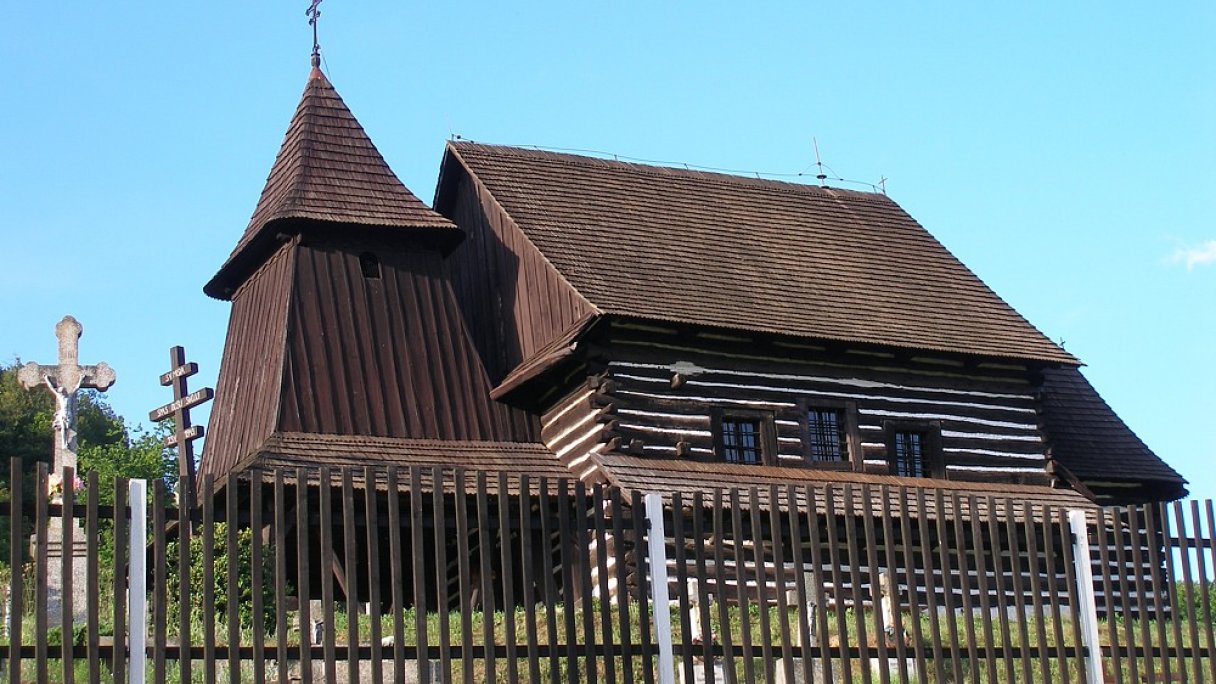 Kostol sv. Lukáša Evanjelistu Brežany Autor: Jozef Kotulič Zdroj: https://upload.wikimedia.org/wikipedia/commons/9/99/Slovakia_folk_art_Brezany_12.jpg