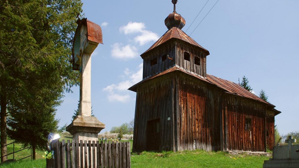 Drevený chrám Nanebovstúpenia Pána Šmigovec 1 Autor: Henryk Bielamowicz Zdroj: https://sk.wikipedia.org/wiki/%C5%A0migovec#/media/S%C3%BAbor:%C5%A0migovec,_cerkiew,_widok_z_zachodu.jpg