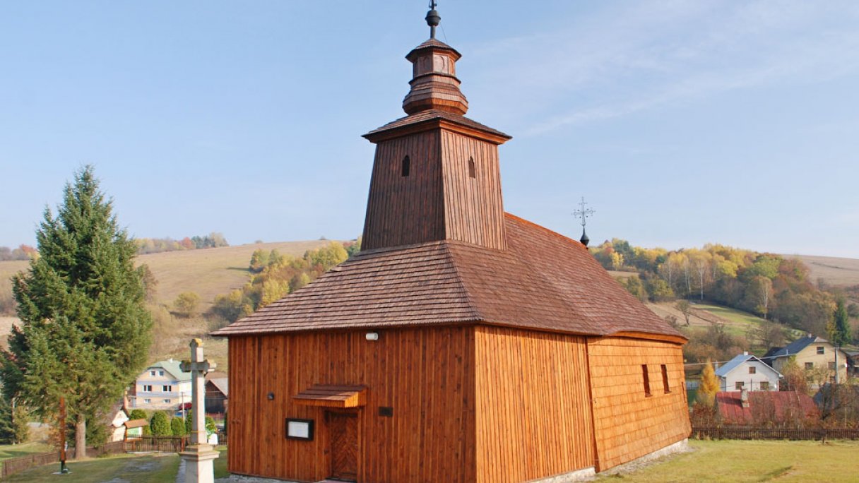 Chrám sv. Lukáša Evanjelistu Krivé 1 Autor: Henryk Bielamowicz Zdroj: https://sk.wikipedia.org/wiki/V%C3%BDchodoslovensk%C3%A9_dreven%C3%A9_kostoly#/media/S%C3%BAbor:Kriv%C3%A9,_cerkiew_%C5%9Bw._%C5%81ukasza_(HB1).jpg