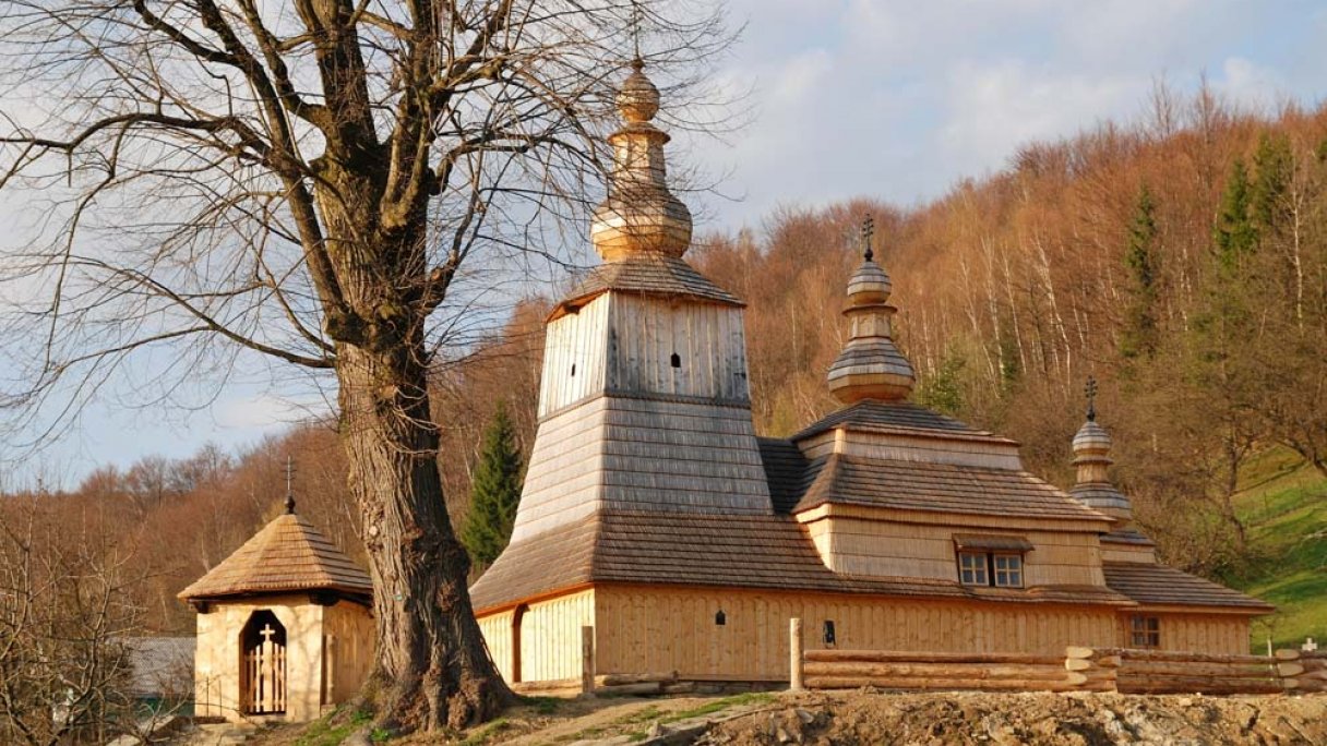 Kostol Ochrany Presvätej Bohorodičky Miroľa 1 Autor: Henryk Bielamowicz Zdroj: https://sk.wikipedia.org/wiki/Chr%C3%A1m_Ochrany_Presv%C3%A4tej_Bohorodi%C4%8Dky_(Miro%C4%BEa)