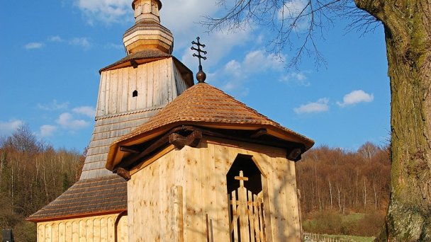 Kostol Ochrany Presvätej Bohorodičky Miroľa - zvonica Autor: Henryk Bielamowicz Zdroj: https://upload.wikimedia.org/wikipedia/commons/thumb/d/db/Miro%C4%BEa%2C_cerkiew_Opieki_Bogurodzicy_%28HB4%29.jpg/800px-Miro%C4%BEa%2C_cerkiew_Opieki_Bogurodzicy_%28HB4%29.jpg Kostol Ochrany Presvätej Bohorodičky Miroľa - zvonica Autor: Henryk Bielamowicz Zdroj: https://upload.wikimedia.org/wikipedia/commons/thumb/d/db/Miro%C4%BEa%2C_cerkiew_Opieki_Bogurodzicy_%28HB4%29.jpg/800px-Miro%C4%BEa%2C_cerkiew_Opieki_Bogurodzicy_%28HB4%29.jpg