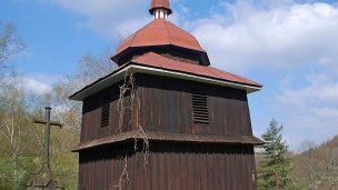 Kostol Ochrany Presvätej Bohorodičky Nižný Komárnik 4 Autor: Henryk Bielamowicz Zdroj: https://sk.wikipedia.org/wiki/Cerkov_Ochrany_Presv%C3%A4tej_Bohorodi%C4%8Dky_(Ni%C5%BEn%C3%BD_Kom%C3%A1rnik)