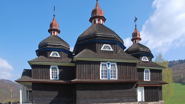 Kostol Ochrany Presvätej Bohorodičky Nižný Komárnik Autor: Henryk Bielamowicz Zdroj: https://upload.wikimedia.org/wikipedia/commons/4/42/Ni%C5%BEn%C3%BD_Kom%C3%A1rnik%2C_cerkiew_Opieki_Bogurodzicy_%28HB1%29.jpg