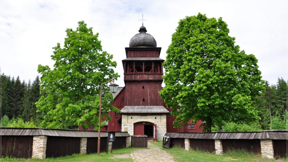 Artikulárny drevený kostol 1 Autor: János Korom Dr. Zdroj: https://sk.wikipedia.org/wiki/Sv%C3%A4t%C3%BD_Kr%C3%AD%C5%BE_(okres_Liptovsk%C3%BD_Mikul%C3%A1%C5%A1)