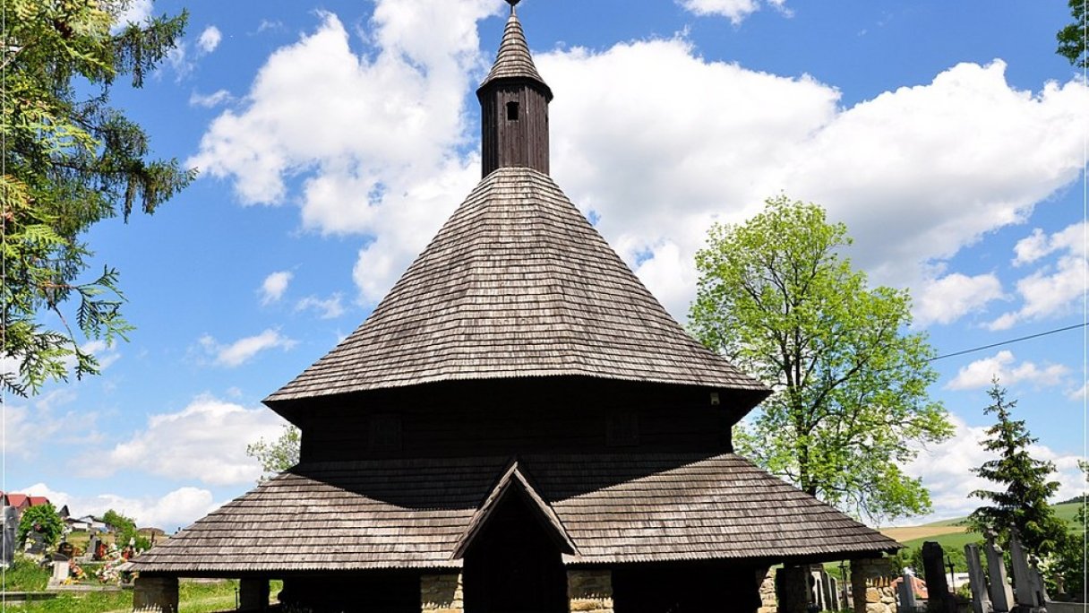 Kostol Všetkých svätých Tvrdošín Autor: János Korom Dr. Zdroj: https://upload.wikimedia.org/wikipedia/commons/thumb/c/c3/Wooden_Church%2C_Tvrdo%C5%A1%C3%ADn.jpg/800px-Wooden_Church%2C_Tvrdo%C5%A1%C3%ADn.jpg