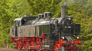 Múzeum dopravy v Bratislave Autor: hpgruesen Zdroj: https://cdn.pixabay.com/photo/2017/05/26/17/23/steam-locomotive-2346561_960_720.jpg