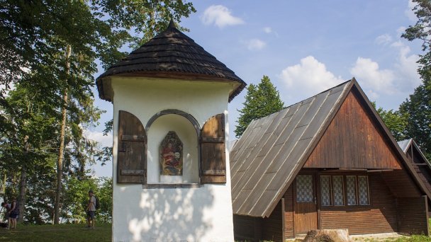 Slanický ostrov Autor: Lukkon Zdroj: https://upload.wikimedia.org/wikipedia/commons/a/a9/Slanick%C3%BD_ostrov_umenia_-_Pozostatok_kalv%C3%A1rie_2.jpg Slanický ostrov Autor: Lukkon Zdroj: https://upload.wikimedia.org/wikipedia/commons/a/a9/Slanick%C3%BD_ostrov_umenia_-_Pozostatok_kalv%C3%A1rie_2.jpg