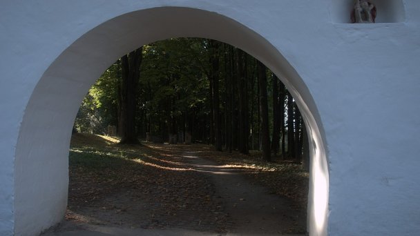 Slanický ostrov Autor: Schliemann Zdroj: https://upload.wikimedia.org/wikipedia/commons/5/58/Plastiky_na_Slanickom_ostrove.jpg Slanický ostrov Autor: Schliemann Zdroj: https://upload.wikimedia.org/wikipedia/commons/5/58/Plastiky_na_Slanickom_ostrove.jpg