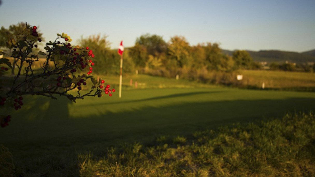 Golfové ihrisko Adama 1 Zdroj: https://www.travelguide.sk/svk/turisticke-zaujimavosti/golfovy-klub-agama_59_1.html