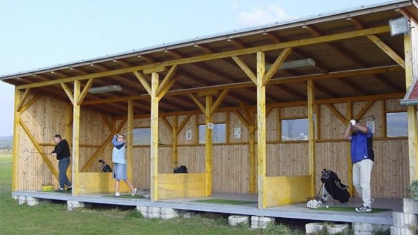 Golfové ihrisko Adama 4 Zdroj: https://www.travelguide.sk/svk/turisticke-zaujimavosti/golfovy-klub-agama_59_1.html Golfové ihrisko Adama 4 Zdroj: https://www.travelguide.sk/svk/turisticke-zaujimavosti/golfovy-klub-agama_59_1.html