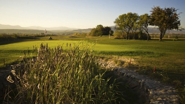 Golfové ihrisko Adama 5 Zdroj: https://www.travelguide.sk/svk/turisticke-zaujimavosti/golfovy-klub-agama_59_1.html Golfové ihrisko Adama 5 Zdroj: https://www.travelguide.sk/svk/turisticke-zaujimavosti/golfovy-klub-agama_59_1.html