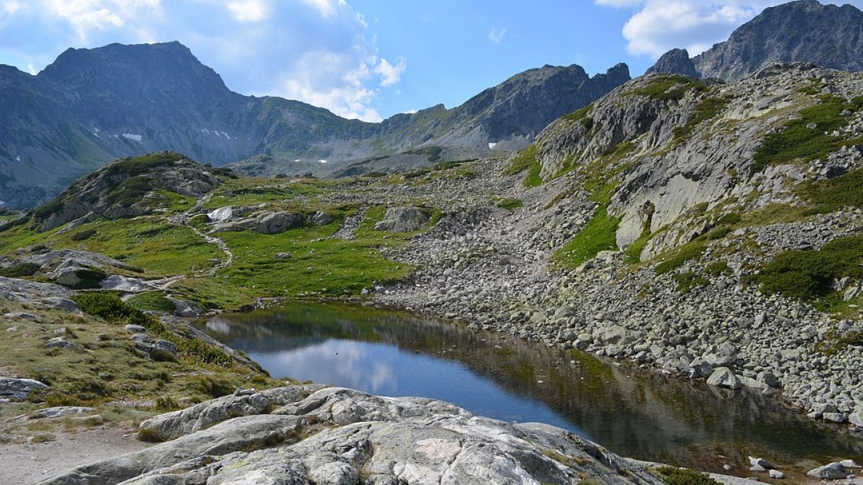 Zbojnicka chata Autor: goosyphoto Zdroj: https://pixabay.com/sk/photos/zbojn%C3%ADcka-chata-pleso-jazero-tatry-4814100/