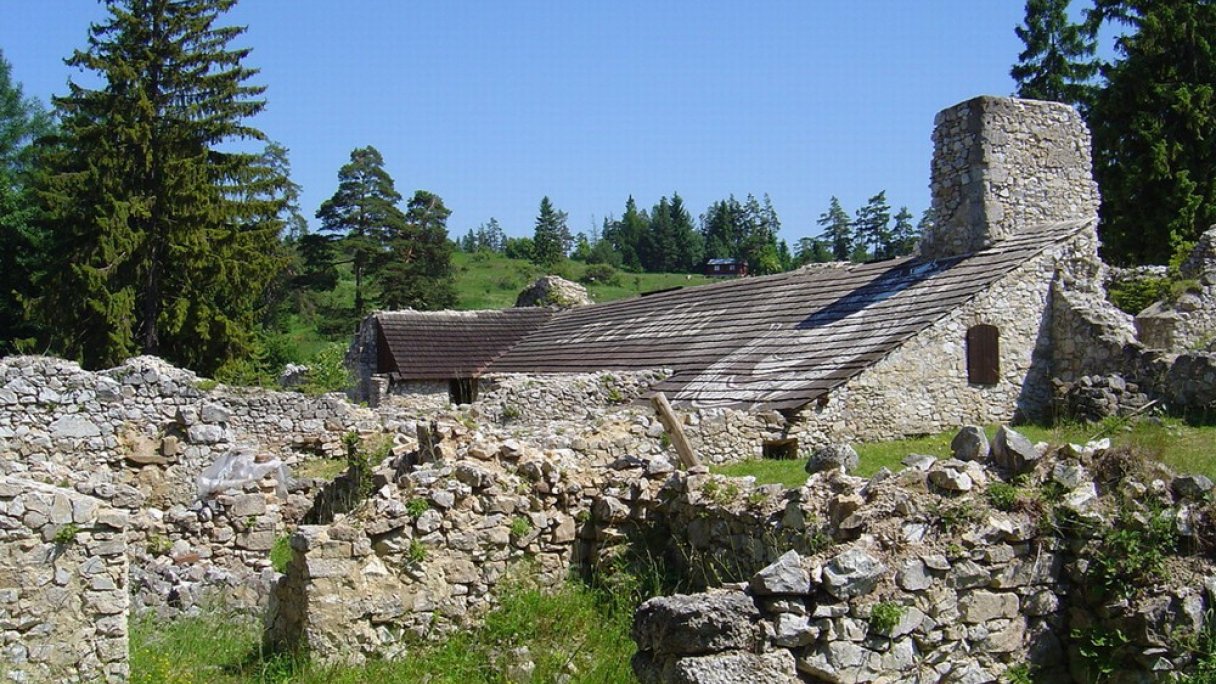 Kláštorisko Autor: Kristo Zdroj: https://sk.wikipedia.org/wiki/Kl%C3%A1%C5%A1torisko#/media/S%C3%BAbor:Cistercian_Monastery_at_Klastorisko.jpg