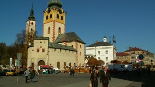 Hrad Banská Bystrica 3 Autor: Miroslav Zlevský Zdroj: https://upload.wikimedia.org/wikipedia/commons/thumb/a/a4/N%C3%A1m.SNP_Barbakan_a_Star%C3%A1Radnica.jpg/800px-N%C3%A1m.SNP_Barbakan_a_Star%C3%A1Radnica.jpg