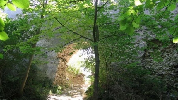Hrad Blatnica Autor: J.Stefanek, hrady-zamky.sk Zdroj: https://www.hrady-zamky.sk/obrazky/blatnica/blatnica1.jpg Hrad Blatnica Autor: J.Stefanek, hrady-zamky.sk Zdroj: https://www.hrady-zamky.sk/obrazky/blatnica/blatnica1.jpg