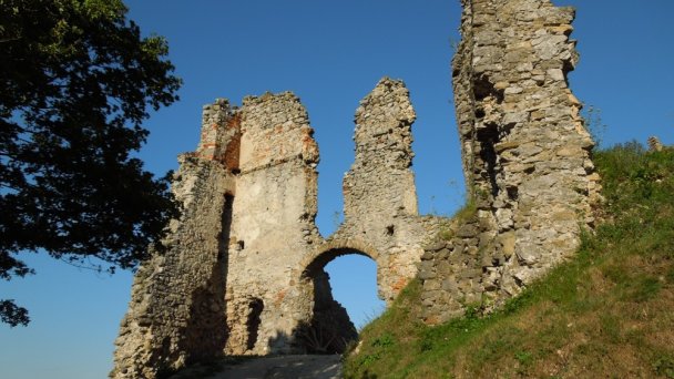 Vstupná brána na hrad Autor: Milan Bališin Zdroj: https://upload.wikimedia.org/wikipedia/commons/thumb/2/2b/Brekovsk%C3%BD_hrad_0002.JPG/800px-Brekovsk%C3%BD_hrad_0002.JPG Vstupná brána na hrad Autor: Milan Bališin Zdroj: https://upload.wikimedia.org/wikipedia/commons/thumb/2/2b/Brekovsk%C3%BD_hrad_0002.JPG/800px-Brekovsk%C3%BD_hrad_0002.JPG