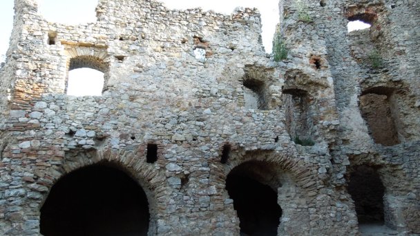 Brekovský hrad Autor: Milan Bališin Zdroj: https://upload.wikimedia.org/wikipedia/commons/thumb/e/ee/Brekovsk%C3%BD_hrad_0006.JPG/800px-Brekovsk%C3%BD_hrad_0006.JPG Brekovský hrad Autor: Milan Bališin Zdroj: https://upload.wikimedia.org/wikipedia/commons/thumb/e/ee/Brekovsk%C3%BD_hrad_0006.JPG/800px-Brekovsk%C3%BD_hrad_0006.JPG