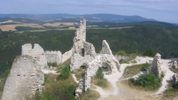 Čachtický hrad Autor: hrady-zamky.sk Zdroj: https://www.hrady-zamky.sk/obrazky/cachtice/cachtice3.jpg