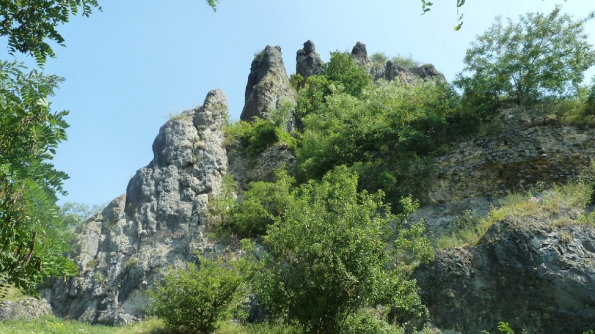 Ruiny hradu Hajnačka v Cerovej vrchovine Autor: Peko Zdroj: https://sk.wikipedia.org/wiki/Hajn%C3%A1%C4%8Dka_(hrad)#/media/S%C3%BAbor:Hajna%C4%8Dka1.jpg