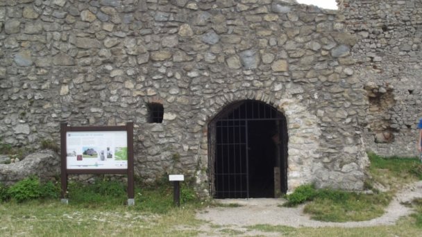 hrad branc 2 Autor: hrady-zamky.sk Zdroj: https://www.hrady-zamky.sk/obrazky/branc/branc25.jpg hrad branc 2 Autor: hrady-zamky.sk Zdroj: https://www.hrady-zamky.sk/obrazky/branc/branc25.jpg