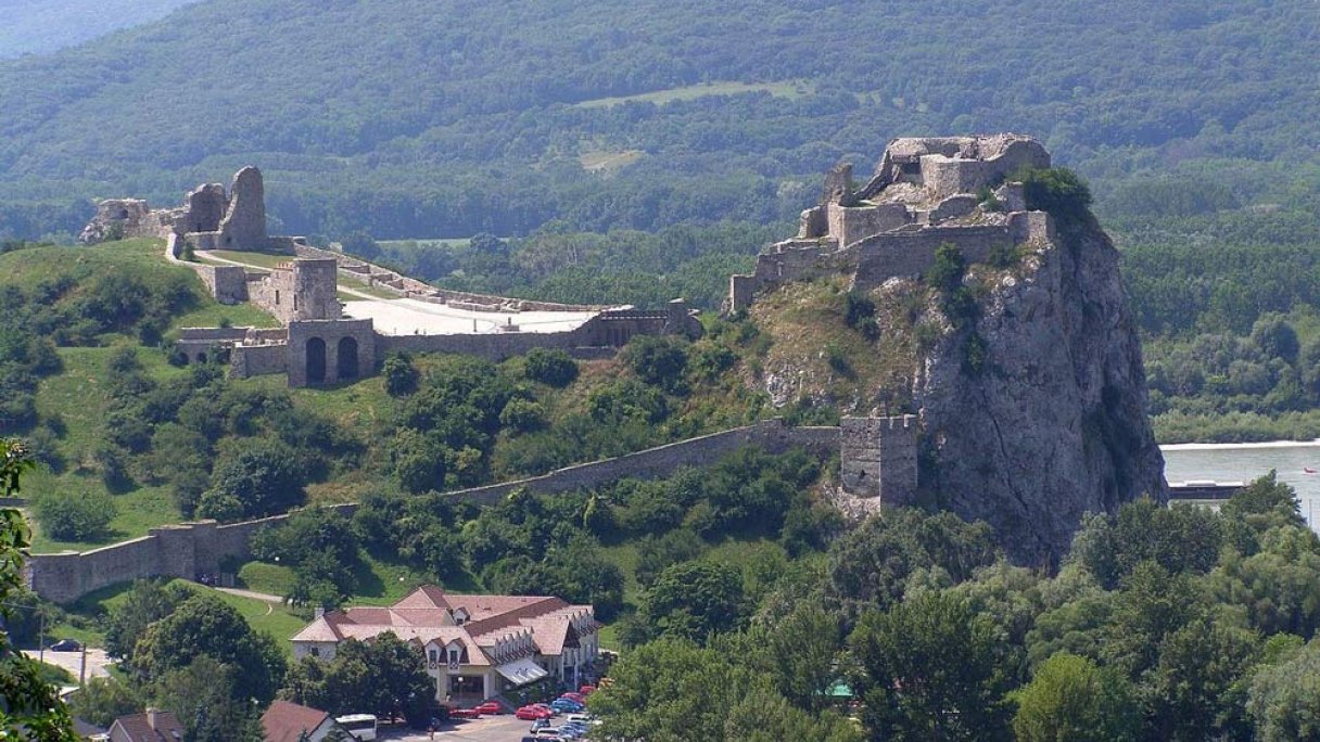 Hrad Devín, Bratislava 1 Zdroj: https://sk.wikipedia.org/wiki/Dev%C3%ADnsky_hrad