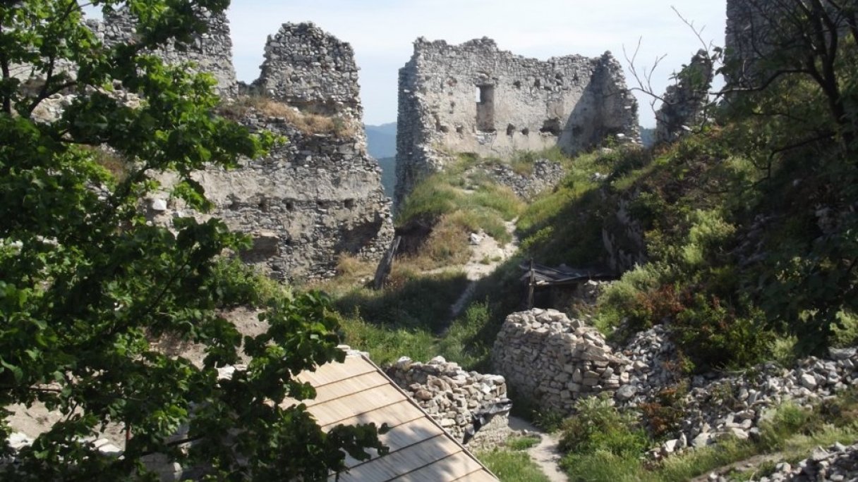 Hrad Gýmeš Autor: J.Stefanek, hrady-zamky.sk Zdroj: https://www.hrady-zamky.sk/obrazky/gymes/gymes31.jpg