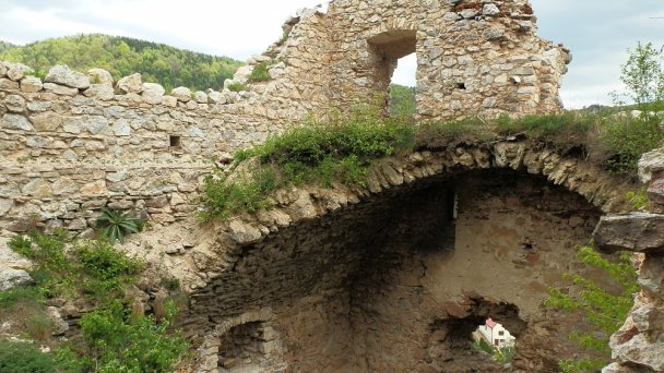 Hrad Lednica Autor: Michal Jakubský Zdroj: https://upload.wikimedia.org/wikipedia/commons/7/76/Hrad_Lednica_-_panoramio_%282%29.jpg