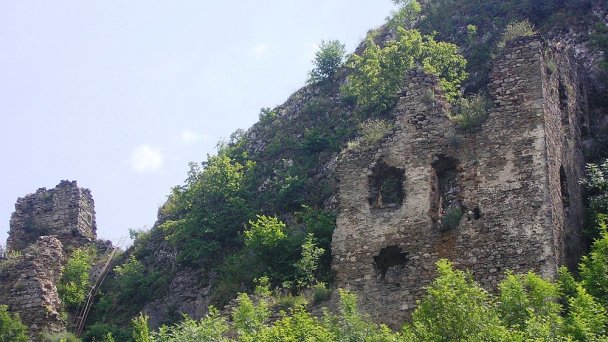 Hrad Lednica Autor: Michal Jakubský Zdroj: https://upload.wikimedia.org/wikipedia/commons/8/8a/Hrad_Lednica_-_panoramio.jpg