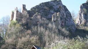 Hrad Lednica Autor: Martin Odehnal – Canon 350D Zdroj: https://upload.wikimedia.org/wikipedia/commons/2/20/Evropa_slovensko_lednica_hrad_19042007_fotka_1.jpg