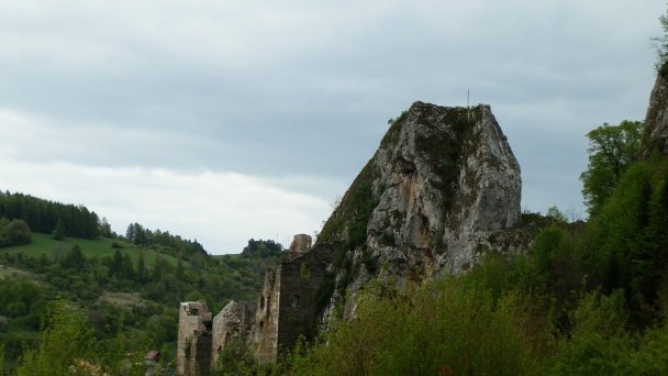 Hrad Lednica Autor: Michal Jakubský Zdroj: https://upload.wikimedia.org/wikipedia/commons/1/12/Lednick%C3%A9_bralo_-_panoramio.jpg