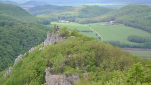 Hrad Ostrý Kameň Autor: Pudelek (Marcin Szala) Zdroj: https://upload.wikimedia.org/wikipedia/commons/5/5d/Ostr%C3%BD_Kame%C5%88_castle_%28Scharfenstein%2C_%C3%89lsk%C3%B6%29%2C_Slovakia.JPG