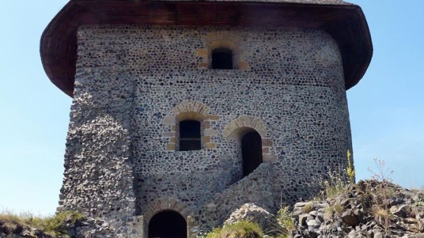 Hrad Šomoška Zdroj: https://scontent-vie1-1.xx.fbcdn.net/v/t1.0-9/p720x720/67538688_477937506098136_6304394090762993664_o.jpg?_nc_cat=105&_nc_sid=e007fa&_nc_ohc=UFhcF17aH6IAX_Muj0Y&_nc_ht=scontent-vie1-1.xx&_nc_tp=6&oh=7d7951a78420628e7fa8d18a92a9f5b7&oe=5EDF6376