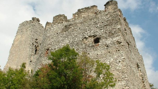 Hrad Tematín 2 Zdroj: https://sk.wikipedia.org/wiki/Temat%C3%ADn Hrad Tematín 2 Zdroj: https://sk.wikipedia.org/wiki/Temat%C3%ADn