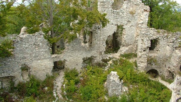 Hrad Tematín 5 Zdroj: https://sk.wikipedia.org/wiki/Temat%C3%ADn Hrad Tematín 5 Zdroj: https://sk.wikipedia.org/wiki/Temat%C3%ADn