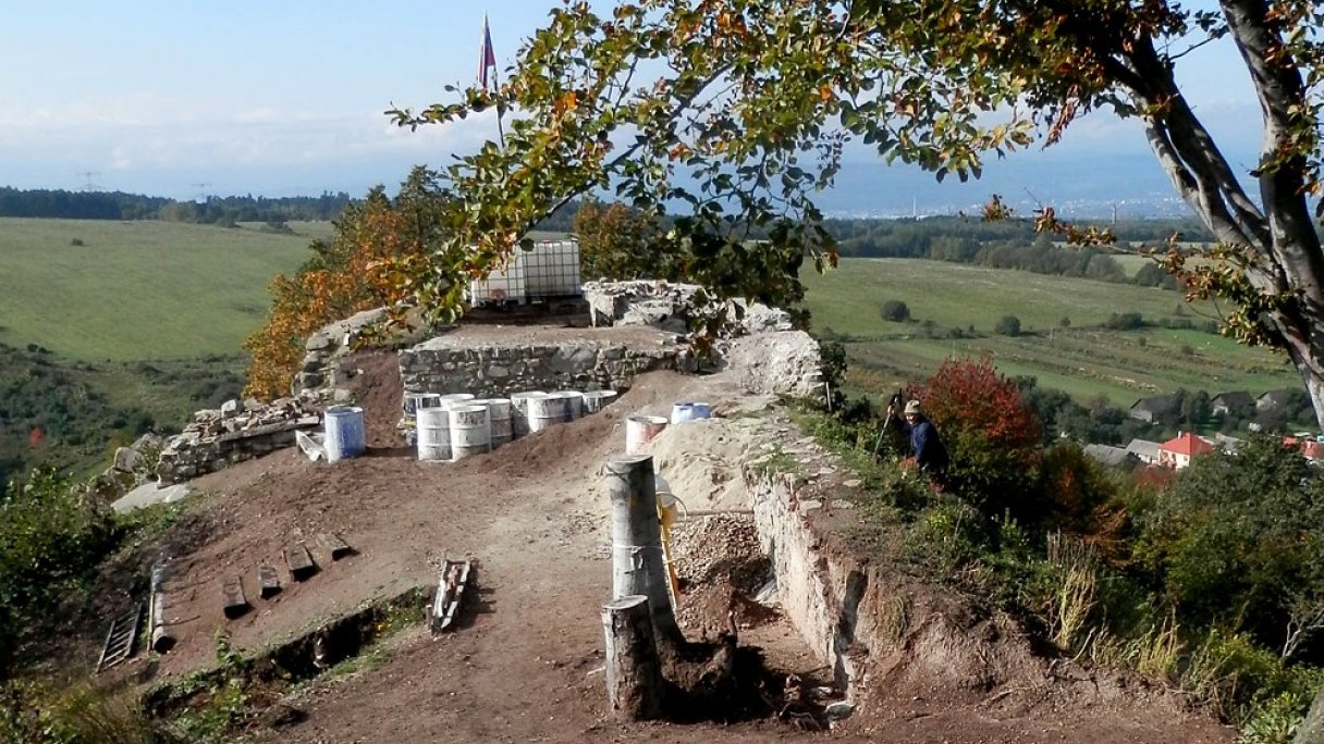 Hrad Šebes Autor: Ing.Mgr.Jozef Kotulič Zdroj: https://upload.wikimedia.org/wikipedia/commons/a/a5/CastleSebes14Slovakia22.JPG