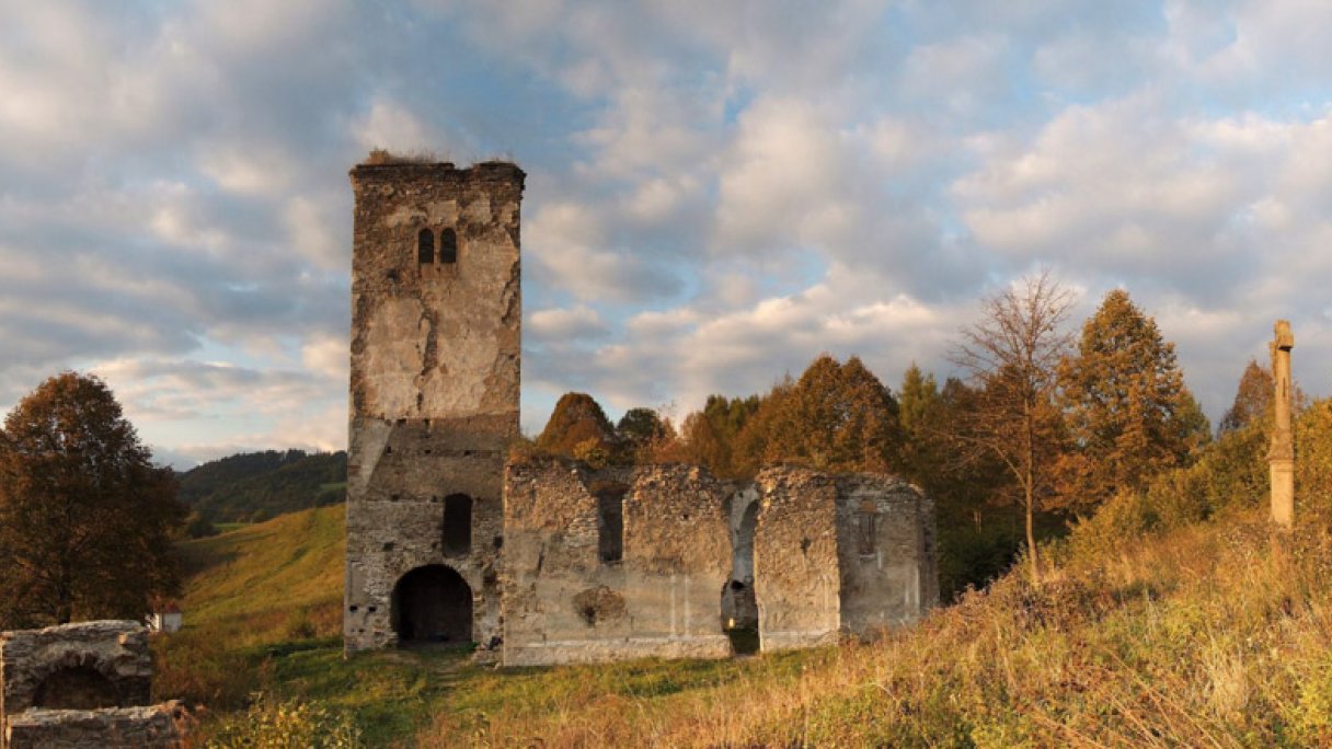 Kostol sv. Kozmu a Damiána Sedliacka Dubová 1 Autor: Wilfrid Zdroj: https://sk.wikipedia.org/wiki/Kostol_sv%C3%A4t%C3%BDch_Kozmu_a_Dami%C3%A1na_(Sedliacka_Dubov%C3%A1)#/media/S%C3%BAbor:Church_of_Saints_Cosmas_and_Damian_in_Sedliacka_Dubova,_Slovakia.jpg