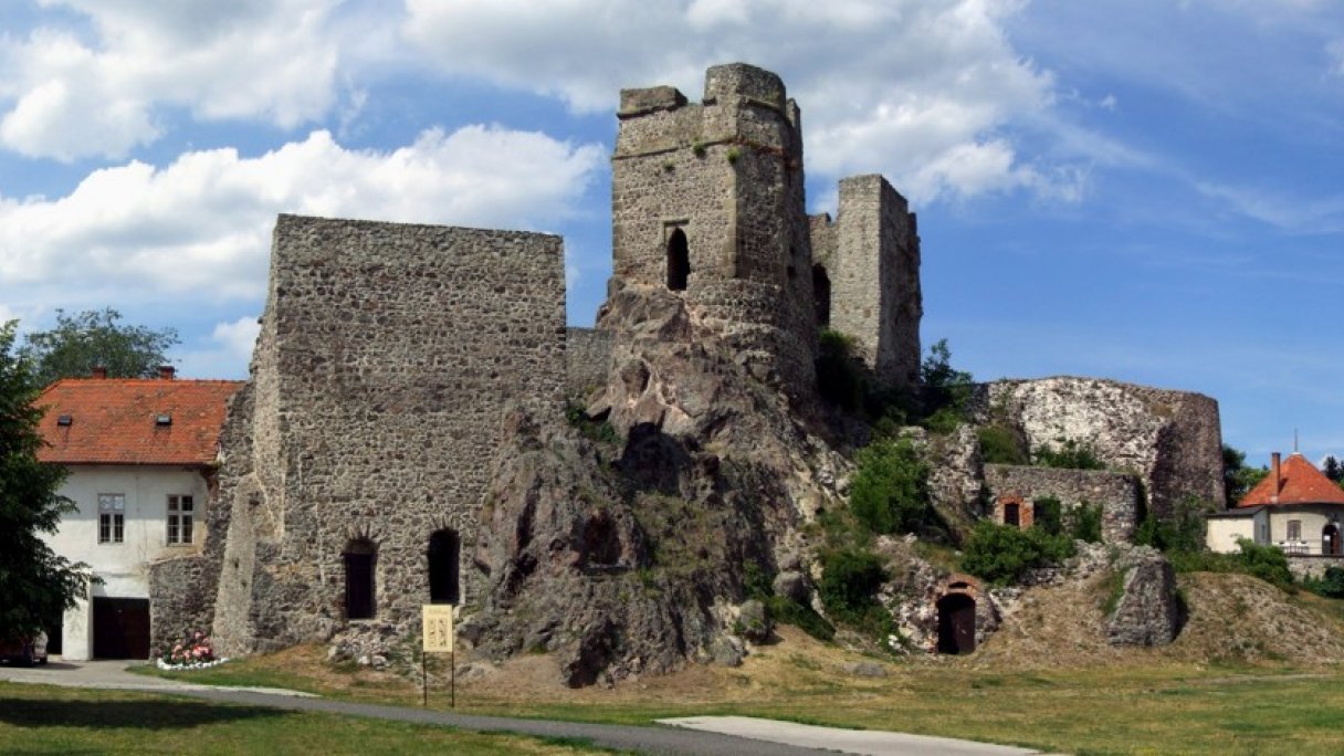 Levický hrad Autor: Pudelek Zdroj: https://upload.wikimedia.org/wikipedia/commons/thumb/4/4a/Hrad_Levice_%28L%C3%A9va_v%C3%A1ra%29.jpg/1280px-Hrad_Levice_%28L%C3%A9va_v%C3%A1ra%29.jpg