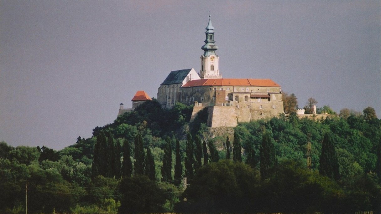 Nitriansky hrad Autor: Xmetov Zdroj: https://upload.wikimedia.org/wikipedia/commons/thumb/4/47/Nitriansky_hrad.jpg/800px-Nitriansky_hrad.jpg