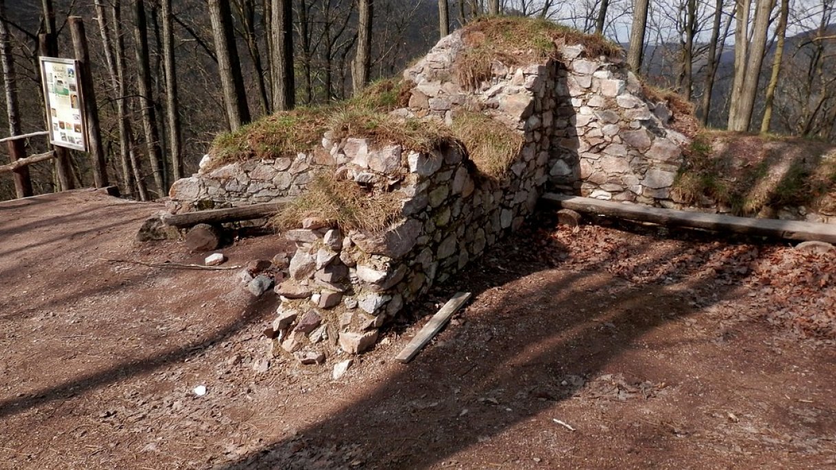 Obišovský hrad Autor: Ing.Mgr.Jozef Kotulič Zdroj: https://upload.wikimedia.org/wikipedia/commons/c/c2/Obi%C5%A1ovsk%C3%BD_hrad16Slovakia27.JPG