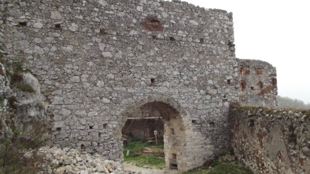 plavecky hrad 3 Autor: hrady-zamky.sk Zdroj: https://www.hrady-zamky.sk/obrazky/plavecky-hrad/plavecky-hrad14.jpg plavecky hrad 3 Autor: hrady-zamky.sk Zdroj: https://www.hrady-zamky.sk/obrazky/plavecky-hrad/plavecky-hrad14.jpg