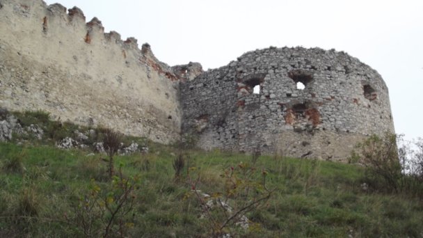 plavecky hrad 5 Autor: hrady-zamky.sk Zdroj: https://www.hrady-zamky.sk/obrazky/plavecky-hrad/plavecky-hrad31.jpg plavecky hrad 5 Autor: hrady-zamky.sk Zdroj: https://www.hrady-zamky.sk/obrazky/plavecky-hrad/plavecky-hrad31.jpg