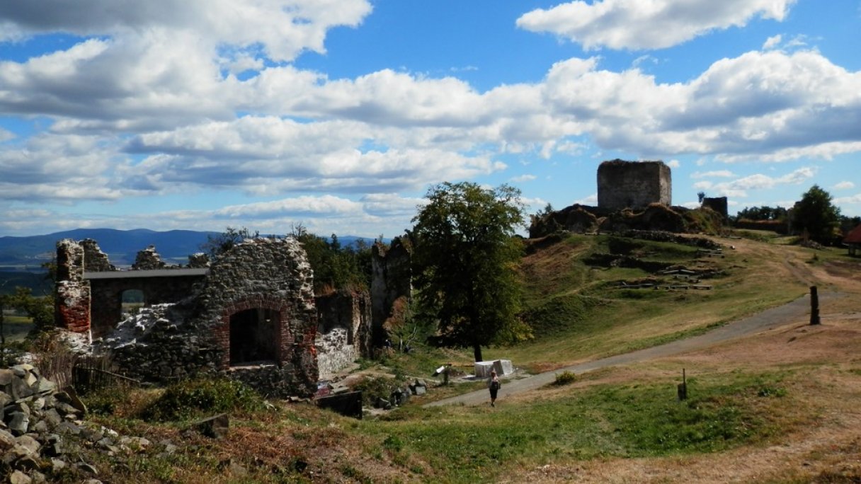 Šarišský hrad - hradné nádvorie Autor: Jozef Kotulič Zdroj: https://upload.wikimedia.org/wikipedia/commons/thumb/a/a1/BuildingCastleWMPSaris13Slovakia24.JPG/800px-BuildingCastleWMPSaris13Slovakia24.JPG