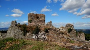 Šarišský hrad - Južné hradby Autor: Jozef Kotulič Zdroj: https://upload.wikimedia.org/wikipedia/commons/thumb/f/f2/BuildingCastleWMPSaris13Slovakia40.JPG/800px-BuildingCastleWMPSaris13Slovakia40.JPG