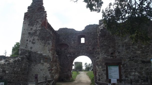 Šarišský hrad - vstupná brána Autor: hrady-zamky.sk Zdroj: https://www.hrady-zamky.sk/obrazky/sarissky-hrad/sarissky-hrad2.jpg Šarišský hrad - vstupná brána Autor: hrady-zamky.sk Zdroj: https://www.hrady-zamky.sk/obrazky/sarissky-hrad/sarissky-hrad2.jpg
